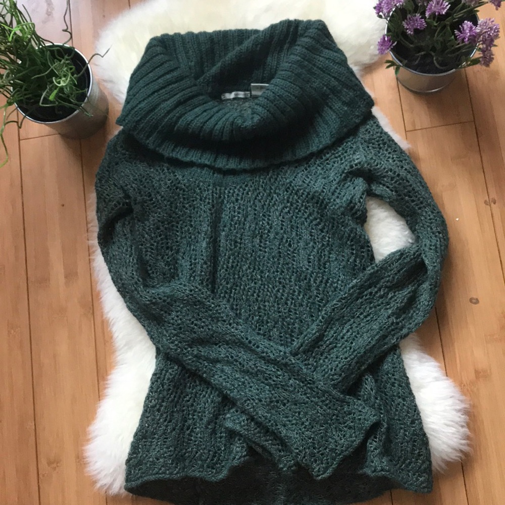 Mesh turtle neck sweater.